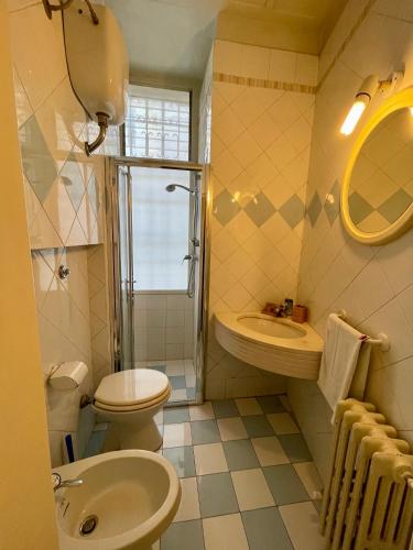 łazienka z umywalką, toaletą i prysznicem w obiekcie 4 Balconi rooms- Dimora Arditi B&B w mieście Lecce