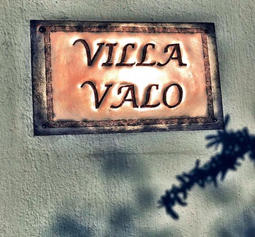 Et logo, certifikat, skilt eller en pris der bliver vist frem på Villa Valo