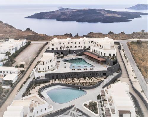 - une vue aérienne sur l'hôtel et l'océan dans l'établissement Orama Hotel & Spa, à Fira