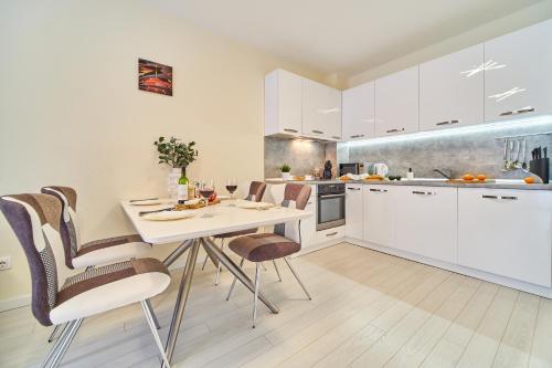 Ett kök eller pentry på Luxury center apartments in Grand Karavel