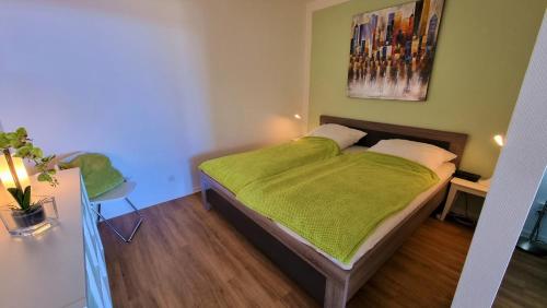 1 dormitorio con 1 cama con manta verde en Ferienpark D09-008 Ferienpark, en Heiligenhafen