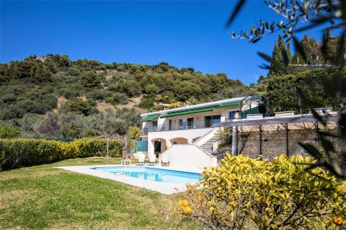 une image d'une maison avec piscine dans l'établissement Vinaigrier Hills VI3086 by Riviera Holiday Homes, à Nice