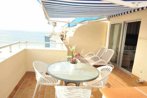 カディスにあるAtico Apartamento Loft Playa Victoria Cadizの海を望むバルコニー(テーブル、椅子付)