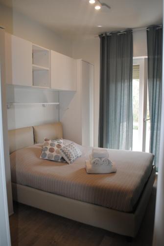 Tempat tidur dalam kamar di RAGGIO DI SOLE - pool, tennis, parking, sea view & relax