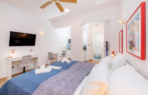 Una cama o camas en una habitación de Charming studio at the Old town gate