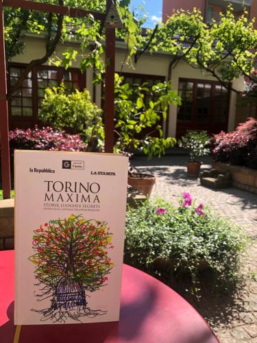 a sign in front of a garden with a plant at Casa Ganci in Turin