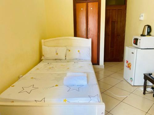 una camera da letto con un letto con stelle sopra di Dala Studio - Beach Road a Mombasa