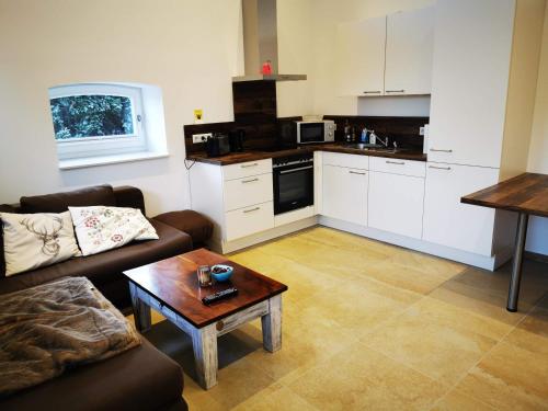 ein Wohnzimmer mit einem Sofa und einem Couchtisch in der Unterkunft Ferienwohnung Fuchs in Münster