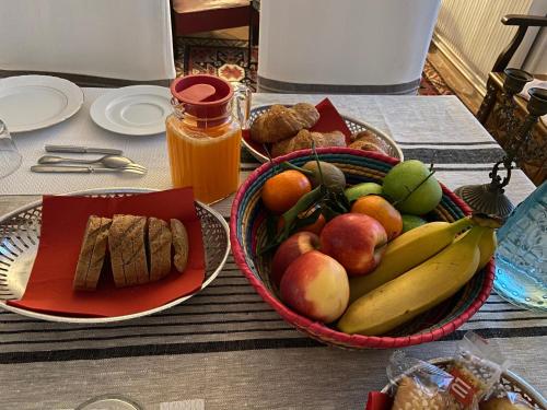 un tavolo con due cesti di frutta e pane di MAISON AMORAINA ad Ascarat