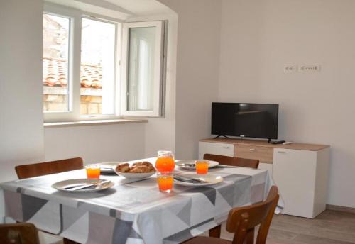 Televízia a/alebo spoločenská miestnosť v ubytovaní PK Apartments - Dubrovnik
