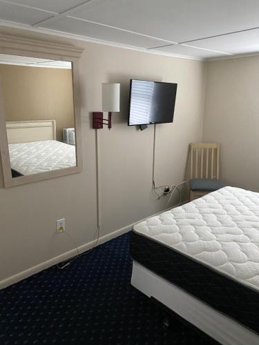 Ένα ή περισσότερα κρεβάτια σε δωμάτιο στο The Admiral Hotel/Motel