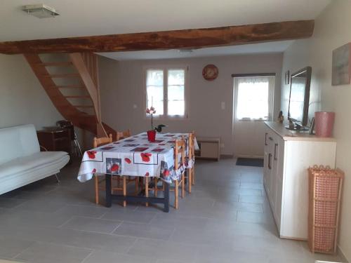 une salle à manger avec une table et une cuisine dans l'établissement Le Gîte de Martine et Marc, à Sazilly