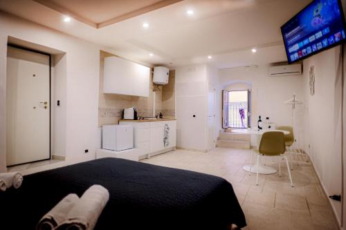 een slaapkamer met een groot bed en een keuken bij LOGICO 56 in Bari
