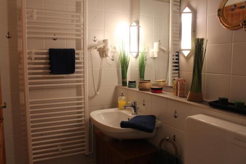 Ванна кімната в Ferienwohnung Michel vom Deich, Kalifornien, erste Strandreihe