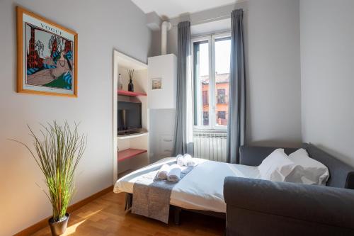 Un pat sau paturi într-o cameră la [NAVIGLI-DUOMO] Apartment with Netflix+Wifi