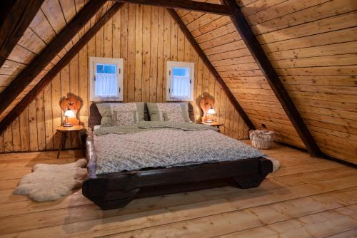 1 dormitorio con 1 cama en un ático de madera en Perníkovka, en Štramberk