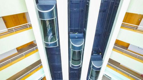 Dos escaleras mecánicas azules en un edificio en Tropical Executive Flat Vista Maravilhosa do Rio, en Manaus