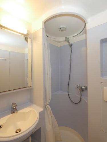 une salle de bain avec un lavabo et une douche dans l'établissement ULVF La Grande Dune, à Saint-Hilaire-de-Riez