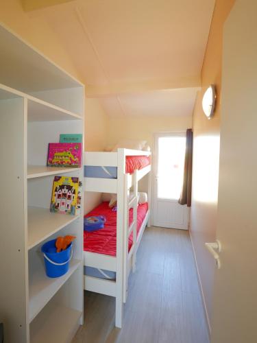 une chambre avec deux lits superposés dans l'établissement ULVF La Grande Dune, à Saint-Hilaire-de-Riez