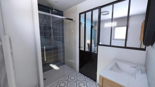 uma casa de banho com um chuveiro, um lavatório e um espelho. em Le Pré Marin em Sotteville-sur-Mer
