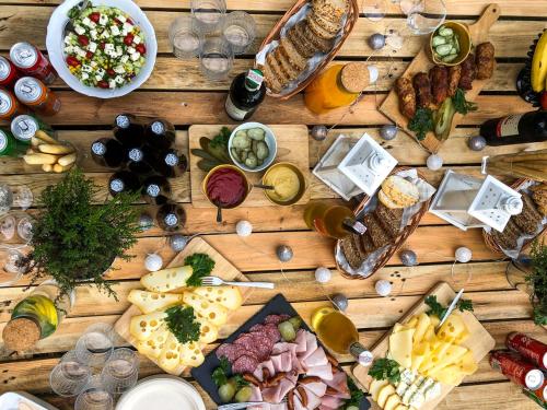 a wooden table topped with different types of food and drinks at Dwór Gogolewo nad Wartą in Książ Wielkopolski