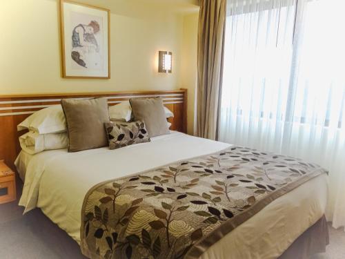 a bedroom with a large bed with a window at Hotel Restaurante Ankara in Viña del Mar