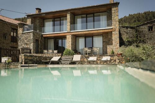 uma piscina em frente a uma casa em Mountain Whisper em Gondramaz