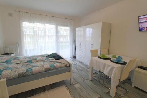 Postel nebo postele na pokoji v ubytování Velence Spa Lake Apartman