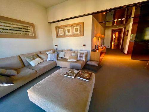 sala de estar con sofá y mesa en Time To Relax La Terrazza sul Lago en Peschiera del Garda