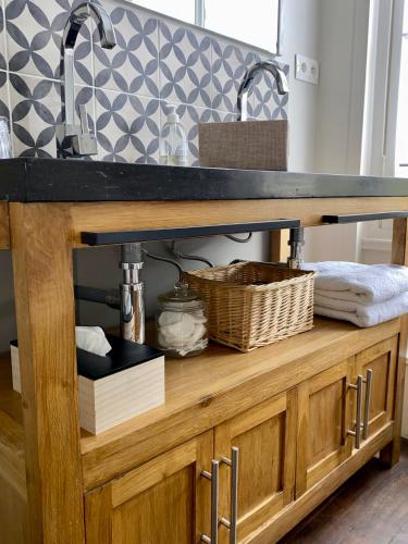 La salle de bains est pourvue d'un lavabo et de deux robinets. dans l'établissement Domaine de la Cressonnière, à Saint-Martin-de-Bienfaite