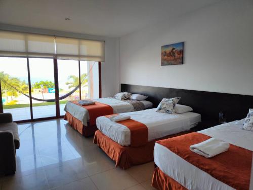 سرير أو أسرّة في غرفة في Hotel Punta Azul
