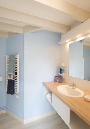 une salle de bain avec un lavabo et un miroir dans l'établissement ULVF Ty an Diaoul, à Sarzeau