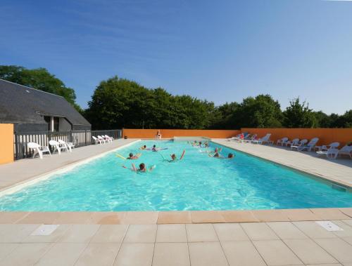 - un groupe de personnes se posant dans une piscine dans l'établissement ULVF Ty an Diaoul, à Sarzeau