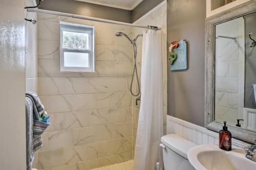 un baño con ducha y lavabo en Cozy Ormond Beach Bungalow Steps to the Sand, en Ormond Beach