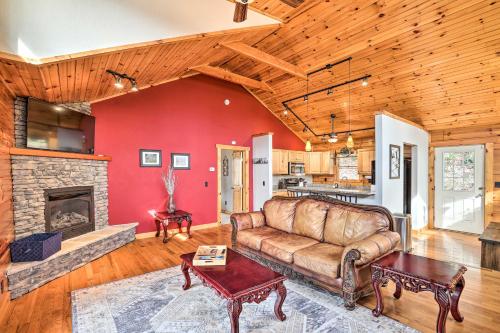 Rustic Cabin with Mountain Views and Private Deck! – Photos 4