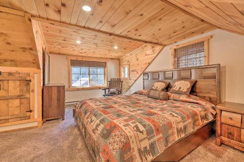 En eller flere senger på et rom på Spacious Escape with Deck and Ponds Near Skiing!