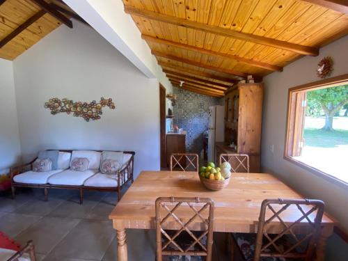 uma sala de jantar com uma mesa e um sofá em Fazenda a 15 min do centro com Rio Particular em Bonito