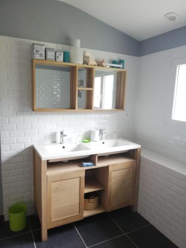 une salle de bain avec deux lavabos et un miroir dans l'établissement Le Haut Séchoir, à Buzet-sur-Baïse