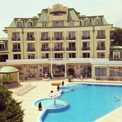 a large building with a swimming pool in front of it at Апартаментен Комплекс Сплендид - Студио Афродита, № 113 in Varna City