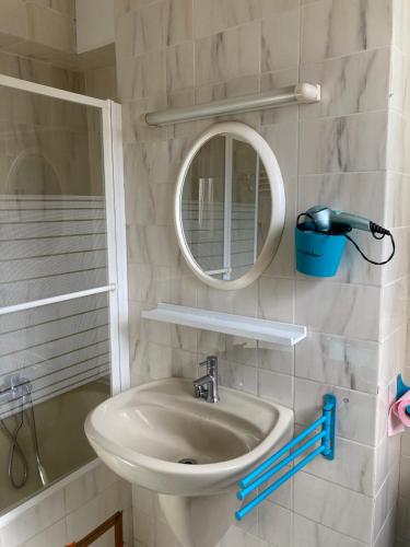 une salle de bain avec un lavabo et un miroir dans l'établissement Appartement T3 avec terrasse en bord de mer, à Canale-di-Verde
