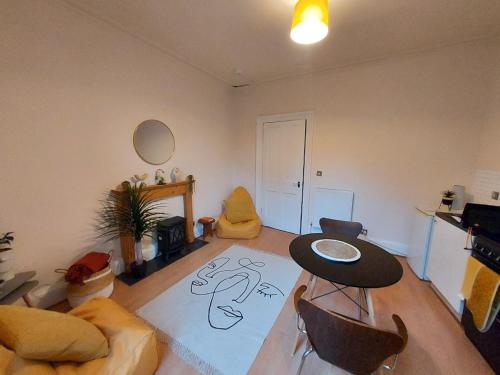 uma sala de estar com um desenho no chão em Allars Bank Apartment em Hawick