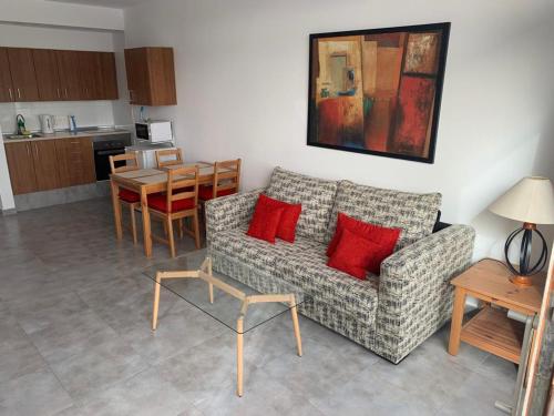 - un salon avec un canapé et une table dans l'établissement Apartamento MIRI, à Costa Teguise