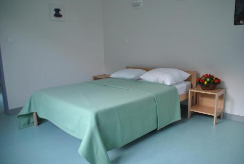 ボーム・レ・ダムにあるULVF Le Domaine d'Aucroixのベッドルーム1室(ベッド1台、花のテーブル付)
