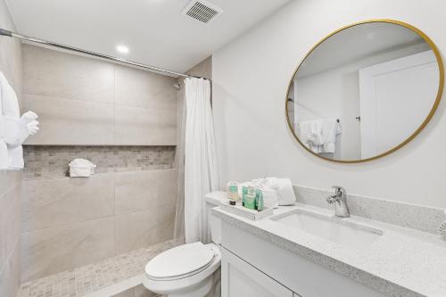 Bathroom sa Fully Renovated Beachfront Villa with Picture Perfect Ocean Views