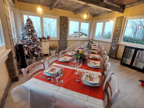 un comedor con una mesa y un árbol de Navidad en La BedOlla '41 Tortona, en Tortona