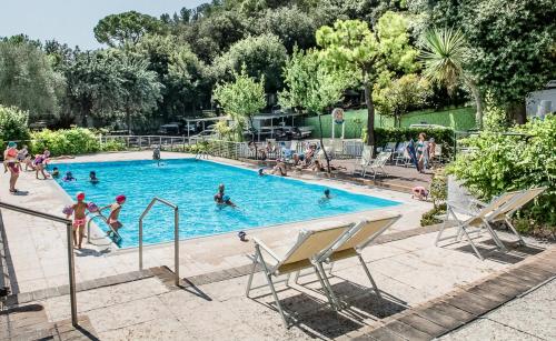 een groep mensen in een zwembad bij Camping Village Internazionale in Sirolo