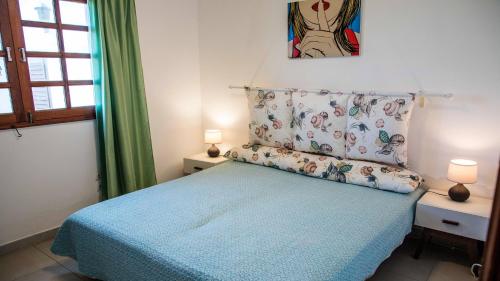 a bedroom with a bed with a blue bedspread at Casa CHARCO 5 in Charco del Palo