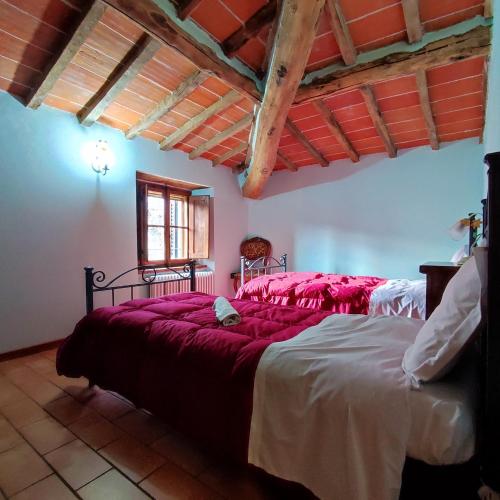 Katil atau katil-katil dalam bilik di Cozy House in Caprese Michelangelo with Private Pool