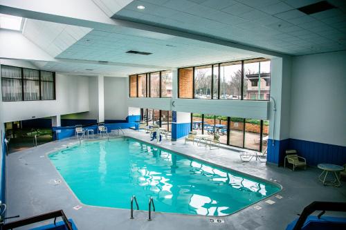 een groot zwembad in een groot gebouw bij Hotel Mead Resorts & Conventions Center in Wisconsin Rapids