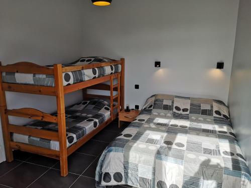 - une chambre avec 2 lits superposés dans l'établissement VILLA MARILOU 5 personnes, à La Faute-sur-Mer